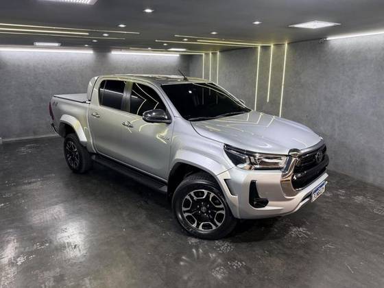 TOYOTA HILUX 2.8 D-4D TURBO DIESEL CD SRX 4X4 AUTOMÁTICO